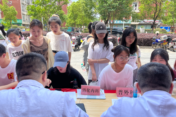 医校联动·健康同行——九江市第一人民医院来我校开展健康科普宣教义诊活动2_副本