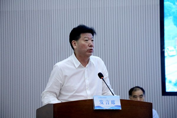 市教育局党委书记、局长何明