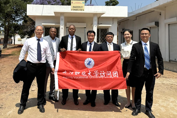校党委副书记、校长汤泾洪带队赴马达加斯加、肯尼亚访问交流1_副本