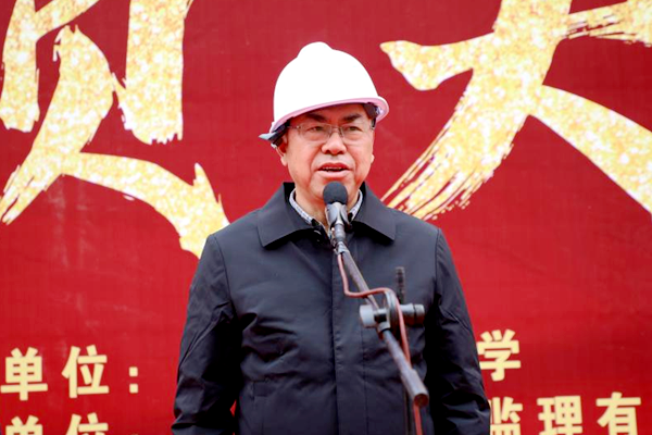 我校理想信念教育基地项目顺利封顶2_副本